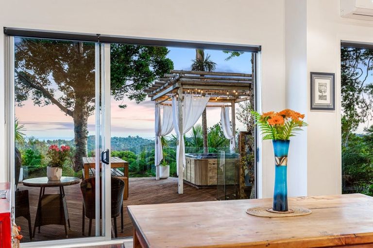 Photo of property in 56 Hollywood Avenue, Titirangi, Auckland, 0604