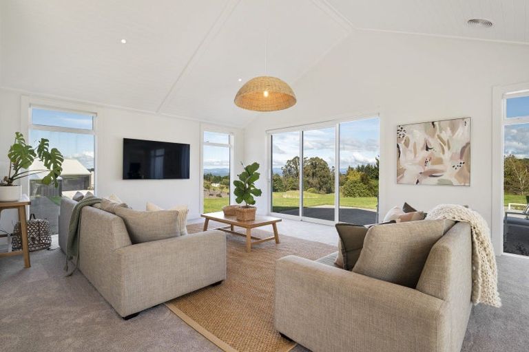 Photo of property in 5 Lens Way, Acacia Bay, Taupo, 3385