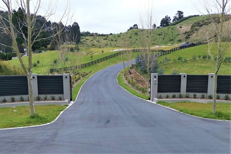 Photo of property in 2 Lochinvar Lane, Acacia Bay, Taupo, 3385