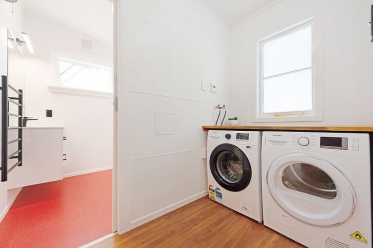 Photo of property in 13 Cave Road, Houghton Bay, Wellington, 6023