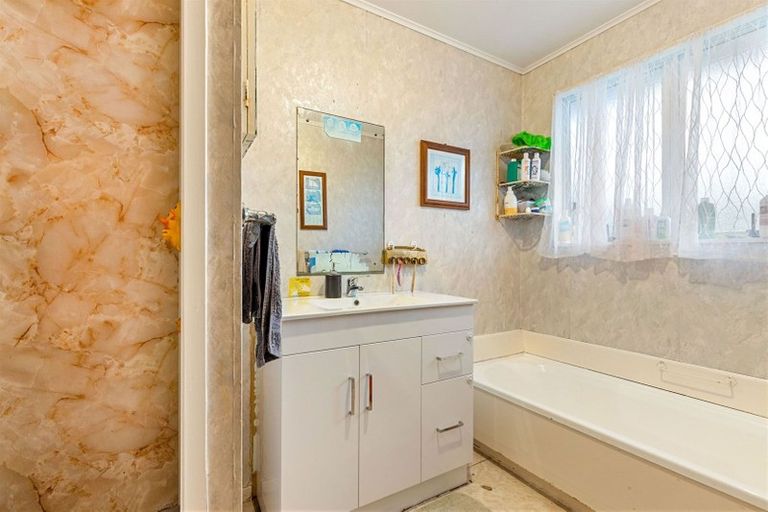 Photo of property in 6 Albemarle Place, Massey, Auckland, 0614