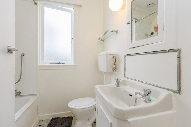 Photo of property in 2/48 Churchill Road, Murrays Bay, Auckland, 0630