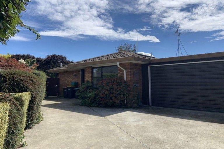 Photo of property in 1/16a Sayers Crescent, Ilam, Christchurch, 8041