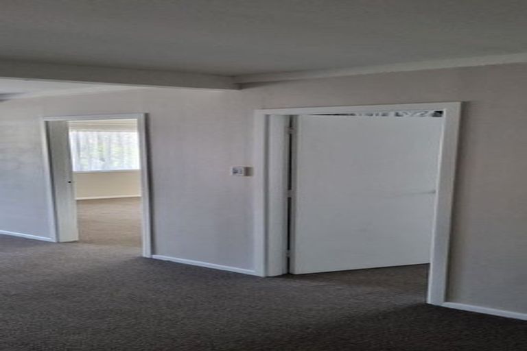Photo of property in 1/15 Bloomsbury Grove, Newlands, Wellington, 6037