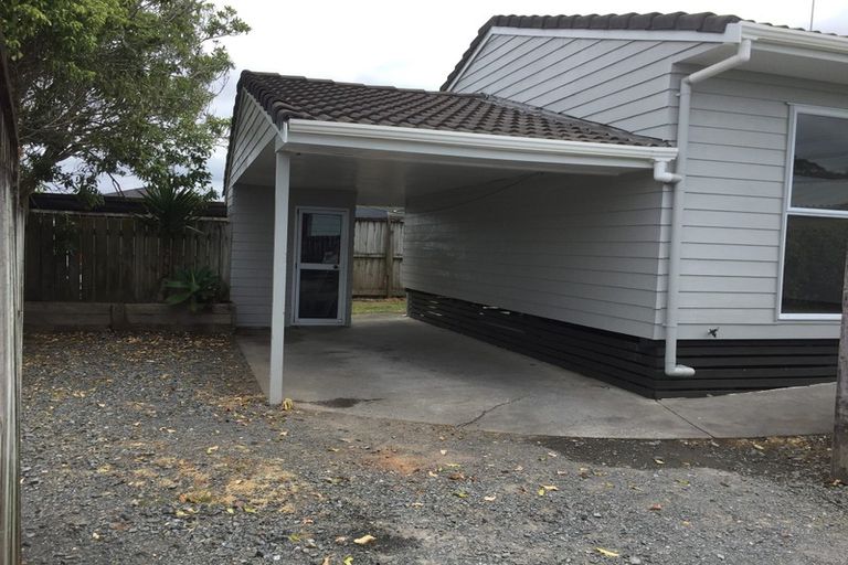 Photo of property in 2/17 Woodside Road, Massey, Auckland, 0614