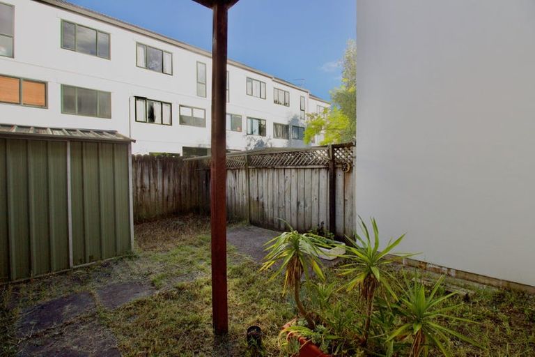 Photo of property in Lynn Park Terrace, 23/12 Ambrico Place, New Lynn, Auckland, 0600