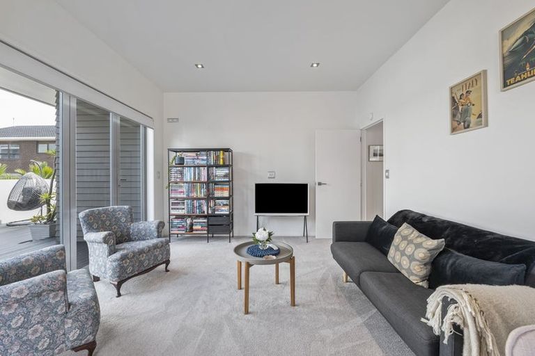 Photo of property in 2/5 Beach Street, Fitzroy, New Plymouth, 4312