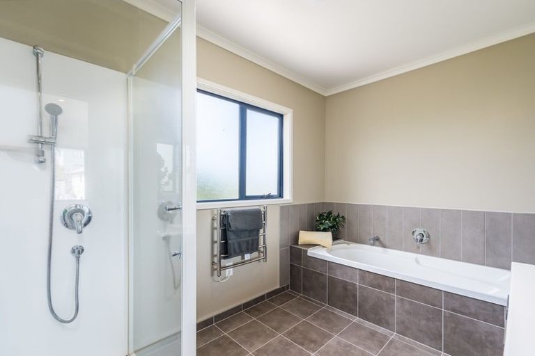 Photo of property in 5 Sonoma Crescent, Oteha, Auckland, 0632