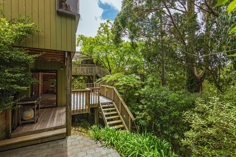 Photo of property in 28 Springdale Grove, Fitzherbert, Palmerston North, 4410