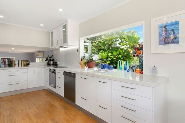 Photo of property in 2/10 Landsberg Way, Windsor Park, Auckland, 0632