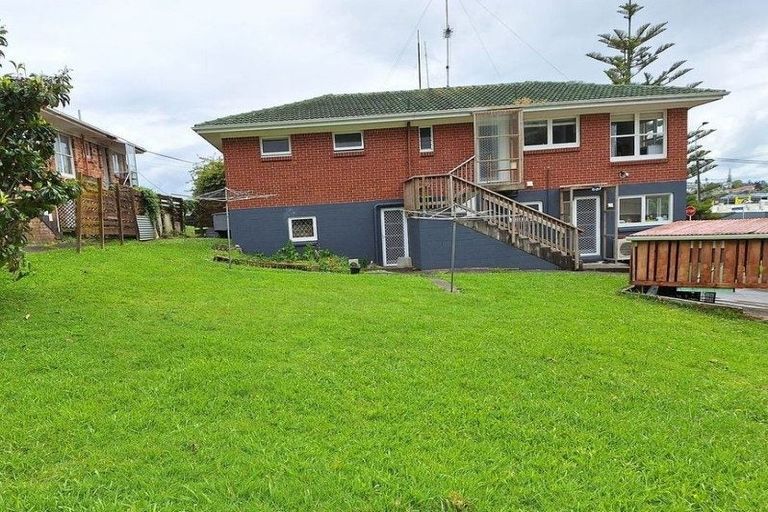 Photo of property in 2 Anne Road, Hillcrest, Auckland, 0627