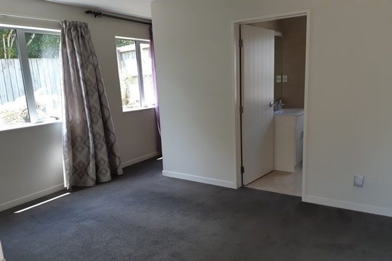 Photo of property in 102 Tamahere Drive, Glenfield, Auckland, 0629