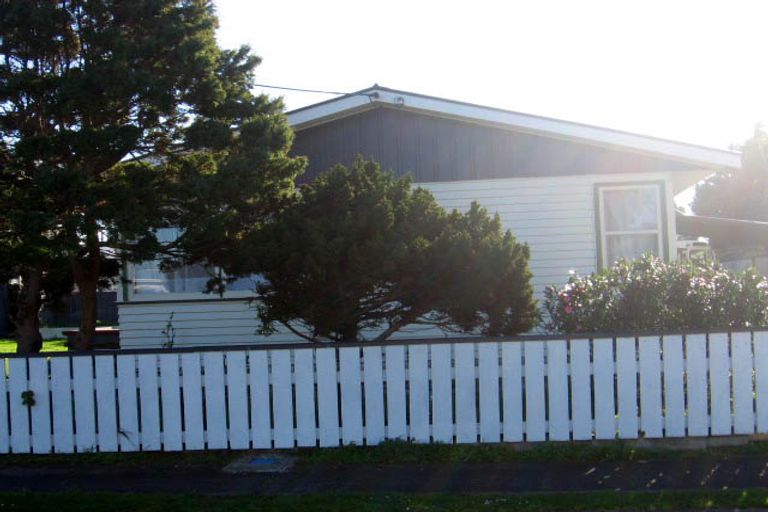 Photo of property in 2 Hardie Grove, Featherston, 5710