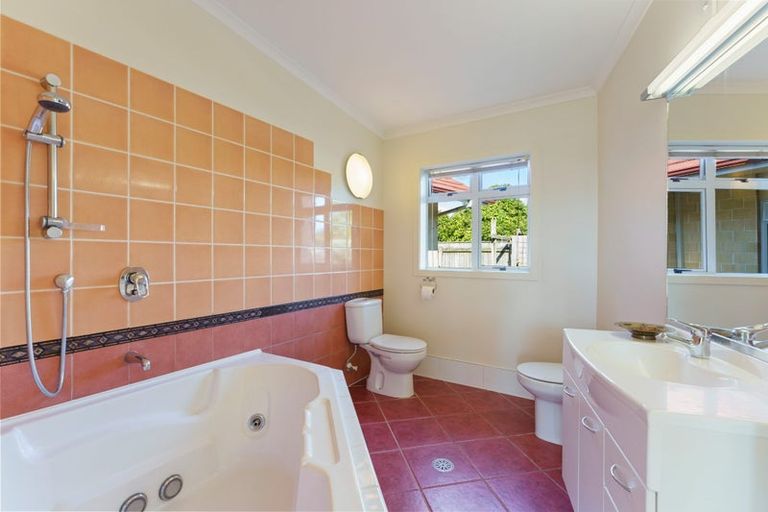 Photo of property in 2 Marewa Place, Waikanae Beach, Waikanae, 5036