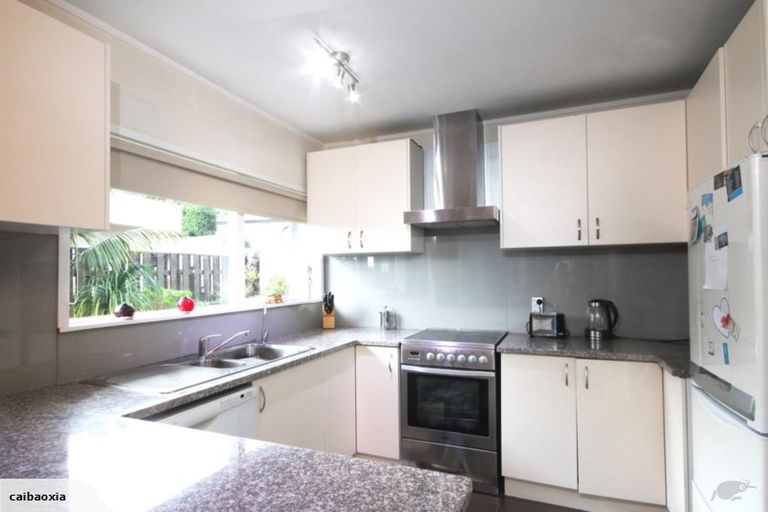 Photo of property in 2 Ganymede Place, Half Moon Bay, Auckland, 2012