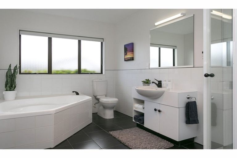 Photo of property in 2/77 Harvey Street, Waipahihi, Taupo, 3330