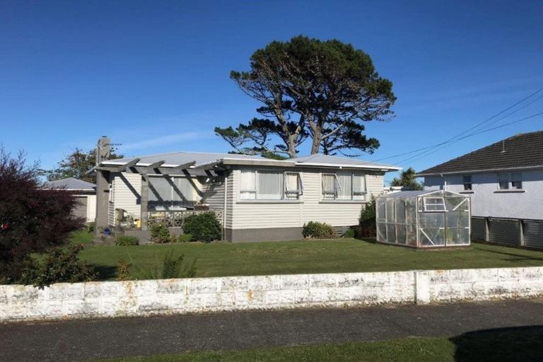 Photo of property in 6 Buchanan Place, Hawera, 4610
