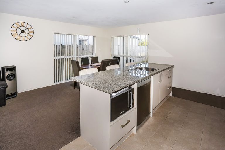 Photo of property in 122 Popokatea Drive, Takanini, 2112