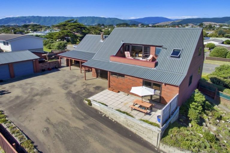 Photo of property in 115 Tutere Street, Waikanae Beach, Waikanae, 5036