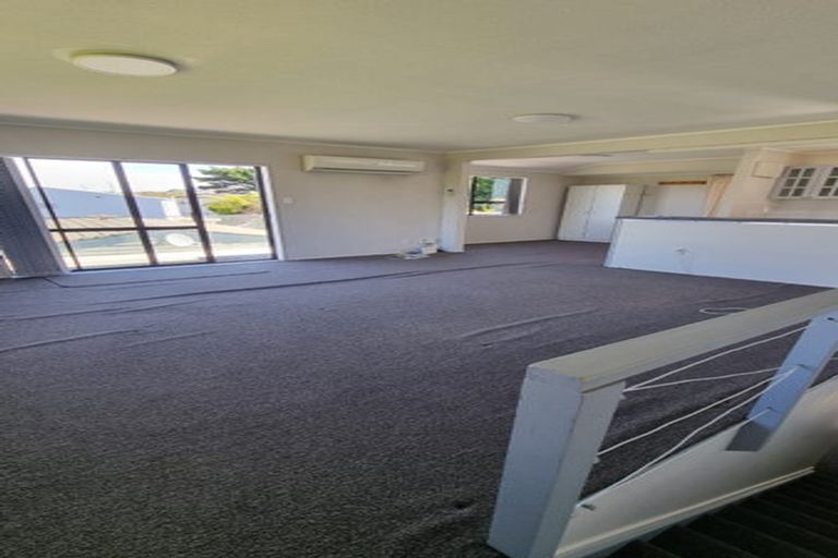 Photo of property in 2/29 Cheltenham Terrace, Newlands, Wellington, 6037