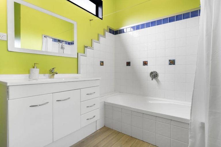 Photo of property in 9 Ginders Drive, Massey, Auckland, 0614