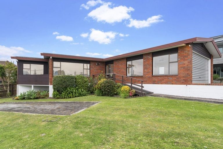 Photo of property in 1/2 Kowhai Road, Campbells Bay, Auckland, 0630