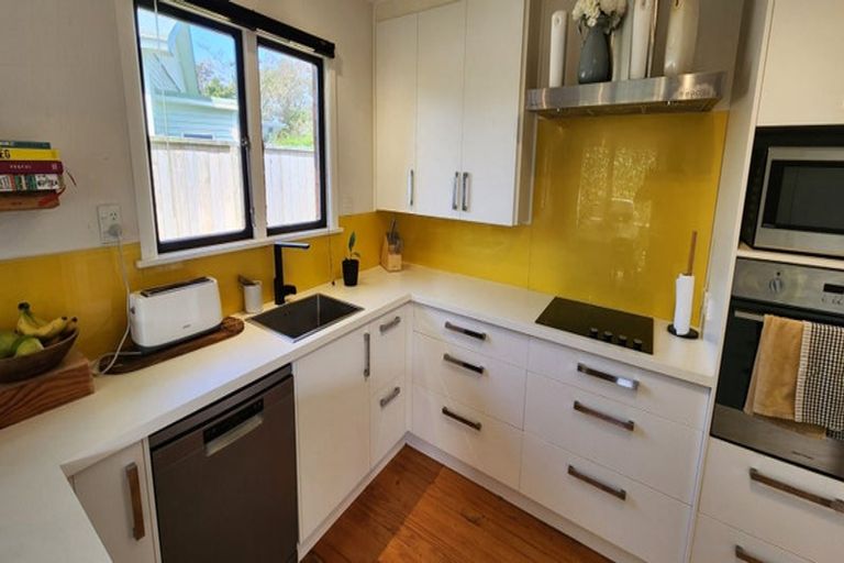 Photo of property in 10 Beaumont Crescent, Frankleigh Park, New Plymouth, 4310