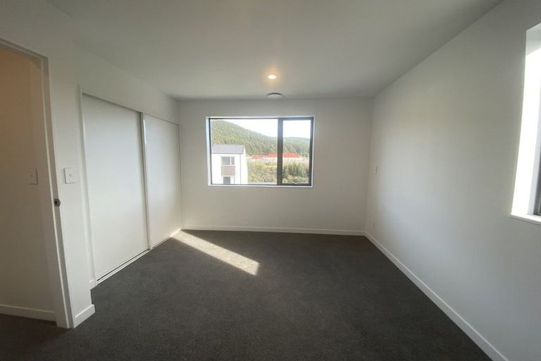 Photo of property in 1 Ara Paiwhenua, Tawa, Wellington, 5028