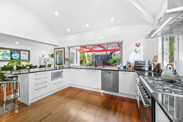 Photo of property in 52 Rising Parade, Fairview Heights, Auckland, 0632