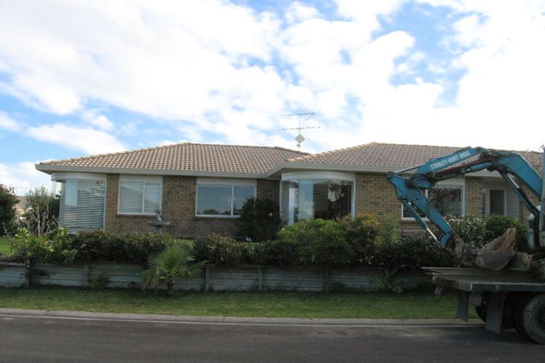 Photo of property in 12 Chalmers Close, Orewa, 0931