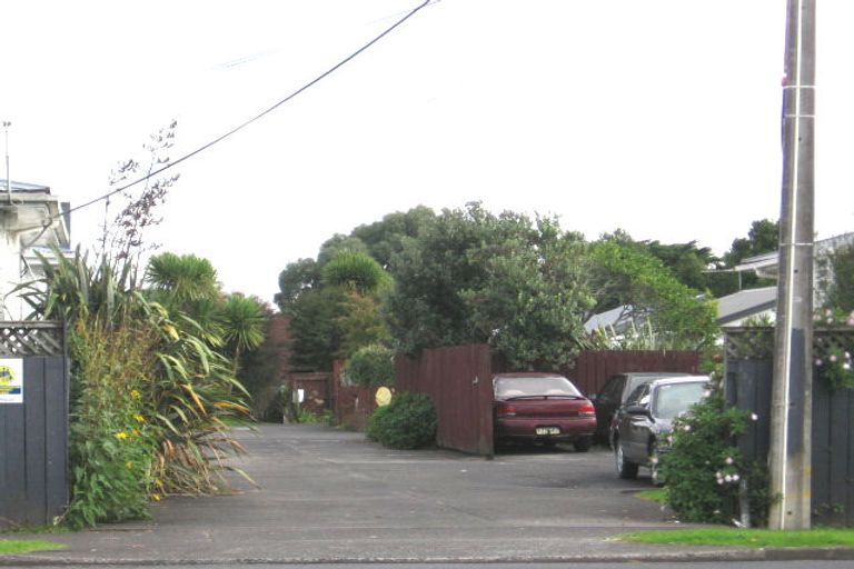 Photo of property in 7/121 Bruce Mclaren Road, Henderson, Auckland, 0612