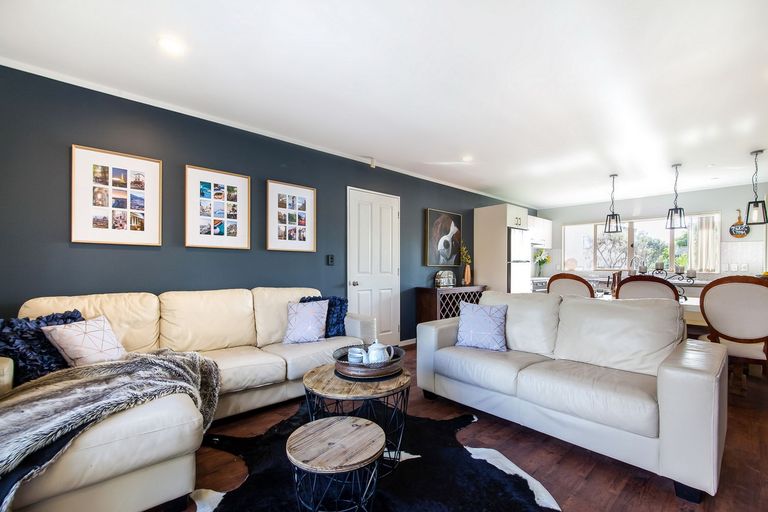 Photo of property in 3 Neta Grove, Henderson, Auckland, 0612