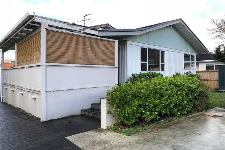 Photo of property in 24 Mirrabooka Avenue, Botany Downs, Auckland, 2010