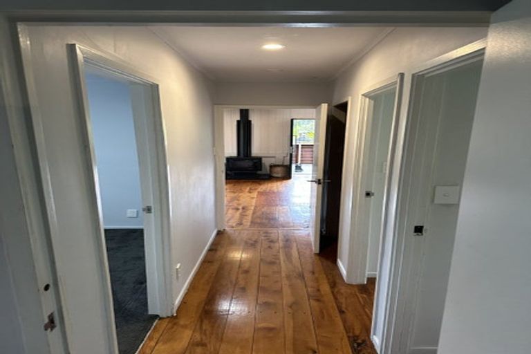 Photo of property in 1 Piha Road, Piha, New Lynn, 0772