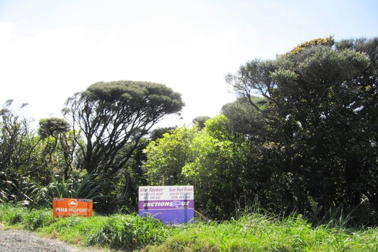Photo of property in 15 Log Race Road, Piha, New Lynn, 0772