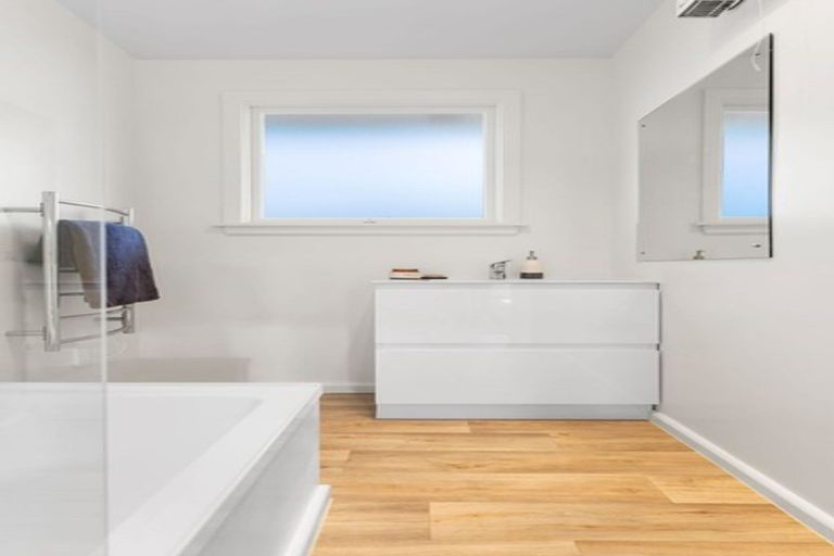 Photo of property in 11 Waratah Street, Avondale, Christchurch, 8061