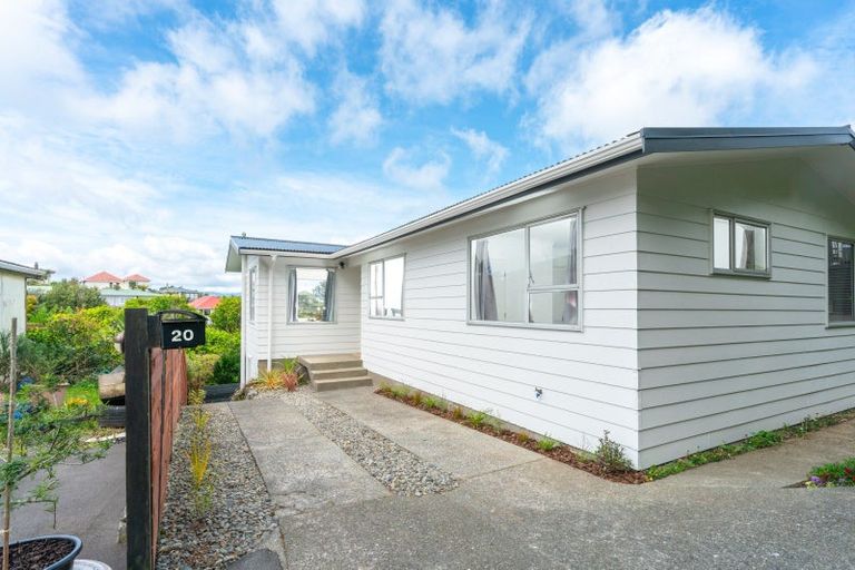 Photo of property in 20 Salford Street, Newlands, Wellington, 6037