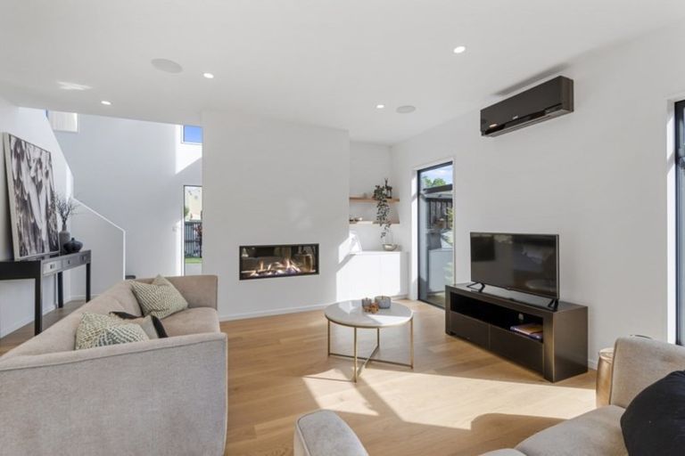 Photo of property in 21 Aikmans Road, Merivale, Christchurch, 8014