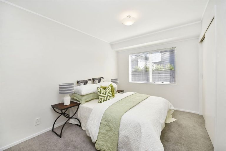 Photo of property in 25 Heversham Place, Glendene, Auckland, 0602