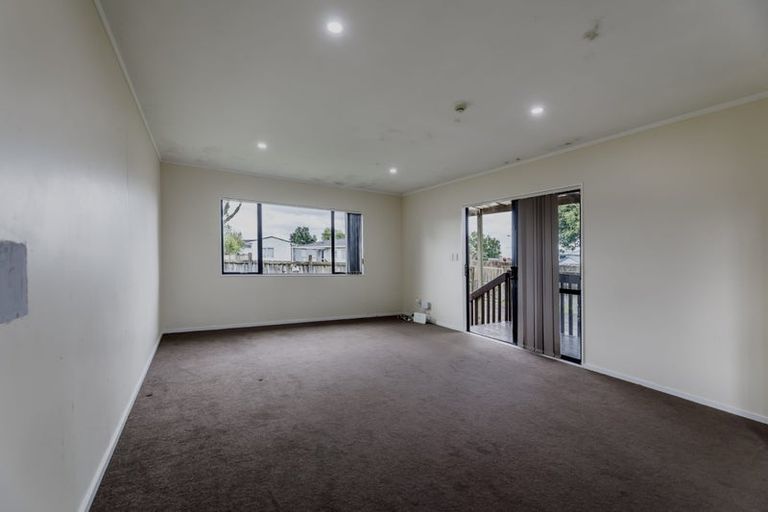Photo of property in 17 Dungarvon Place, Clendon Park, Auckland, 2103