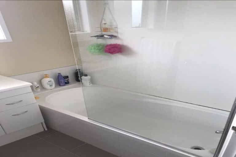 Photo of property in 13 Sumich Place, West Harbour, Auckland, 0618