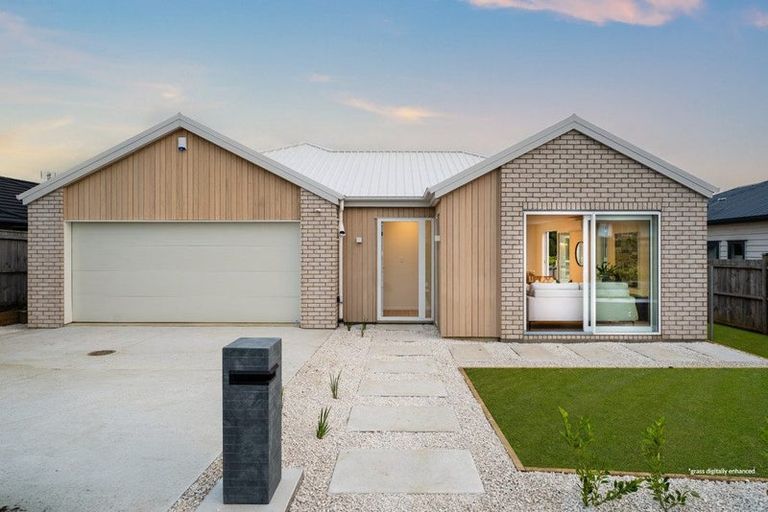 Photo of property in 21 Tahuna Minhinnick Drive, Glenbrook, 2681