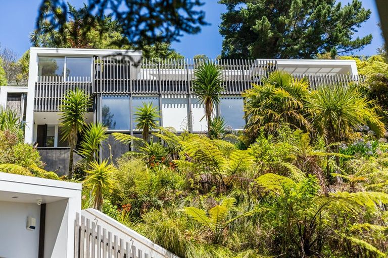 Photo of property in 4 Francis Bell Grove, Lowry Bay, Lower Hutt, 5013
