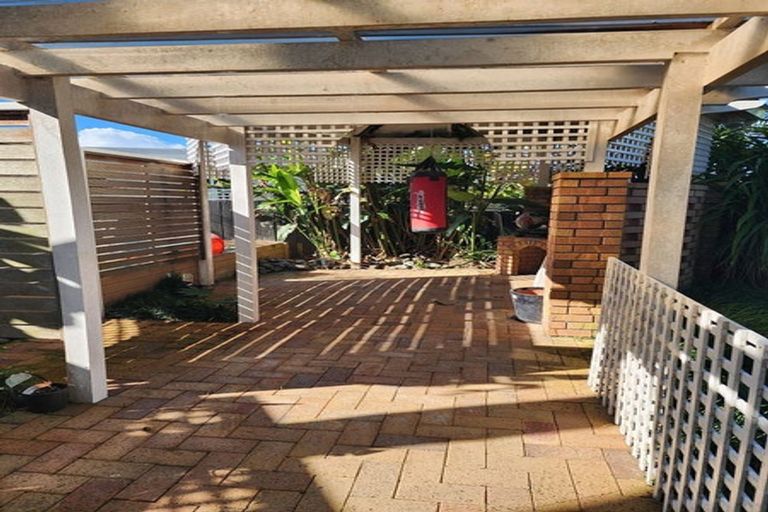 Photo of property in 102 Wiseley Road, West Harbour, Auckland, 0618