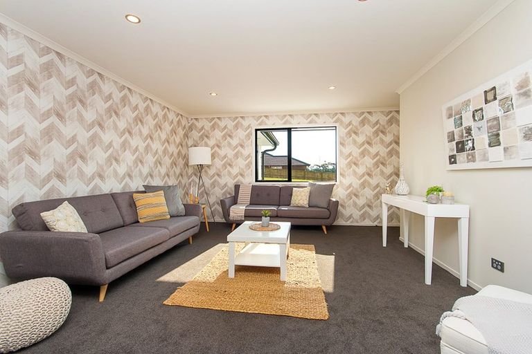 Photo of property in 2 Glennron Lane, Waiuku, 2123