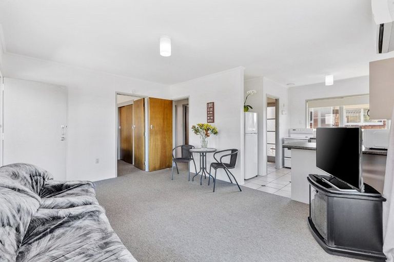 Photo of property in 2/21 Seaview Road, Glenfield, Auckland, 0629