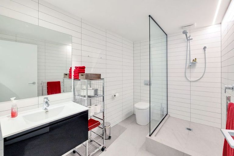 Photo of property in 14a Stanley Point Road, Stanley Point, Auckland, 0624