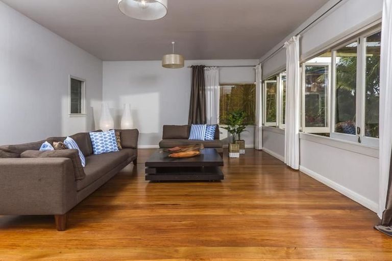 Photo of property in 34 Sandown Road, Rothesay Bay, Auckland, 0630