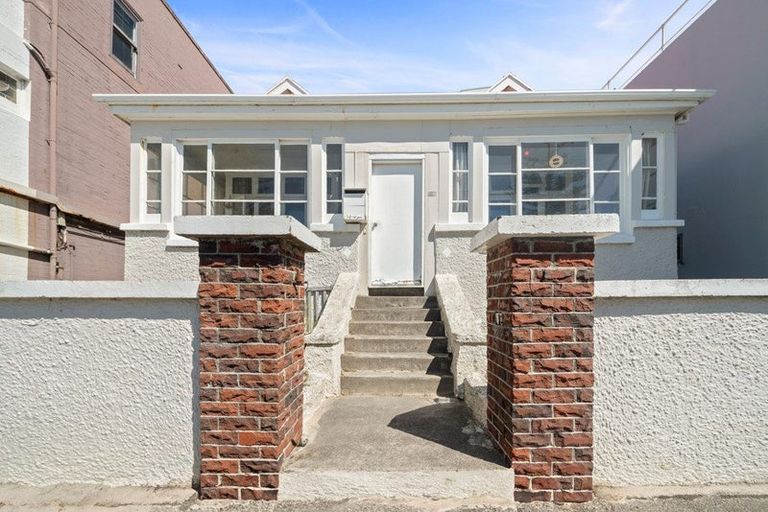 Photo of property in 230 Oriental Parade, Oriental Bay, Wellington, 6011