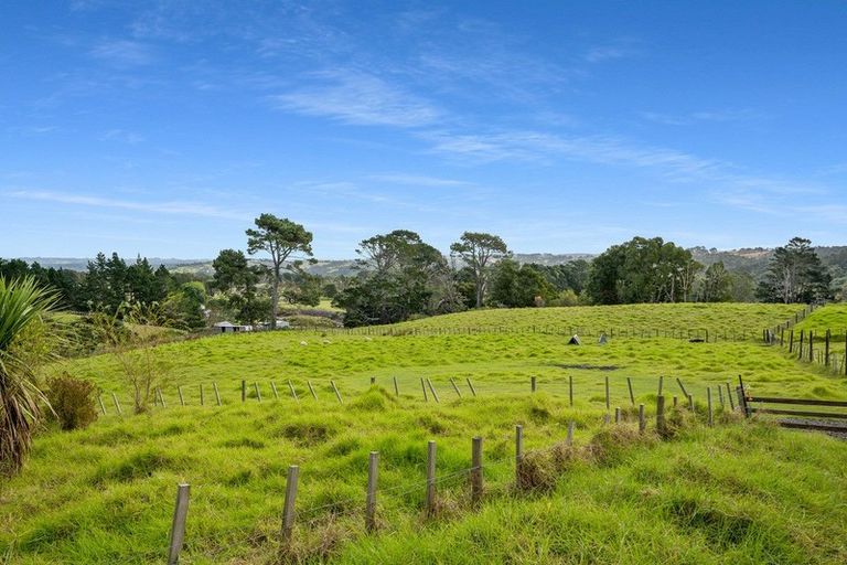 Photo of property in 380 Paremoremo Road, Paremoremo, Auckland, 0632